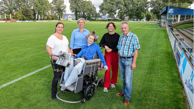 Pax-bestuurslid Manon van Kampen (tweede van links) met Litania Blom (midden vooraan), haar moeder Petra, begeleidster Wiep Berendsen en vader Arie Blom. Foto: Luuk Stam /  Contact Bronckhorst